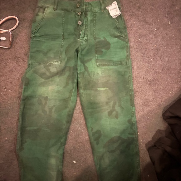 Free People Pants - Free People Olive Camo Cargo Cropped Pants size 0 NWT